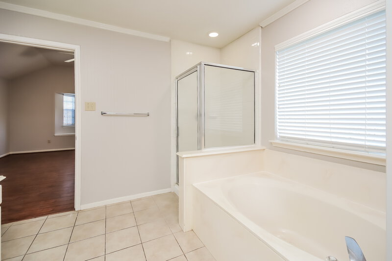 2,385/Mo, 19002 Dee Woods Dr Humble, TX 77346 Main Bathroom View 2