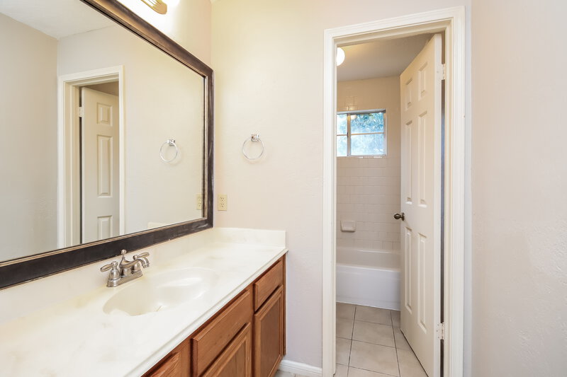 2,385/Mo, 19002 Dee Woods Dr Humble, TX 77346 Bathroom View