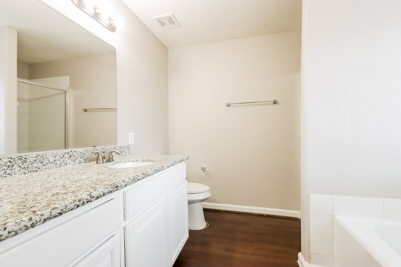 1,880/Mo, 3607 Bluebird Park Ln Humble, TX 77338 Main Bathroom View
