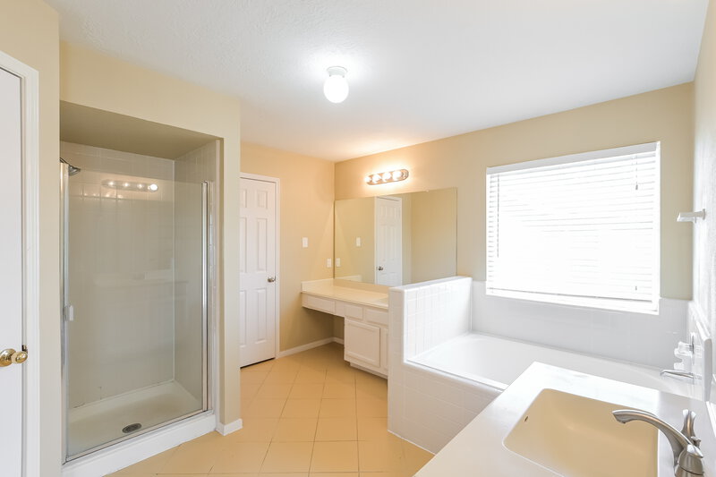 1,970/Mo, 13514 Ryanwood Dr Houston, TX 77065 Main Bathroom View