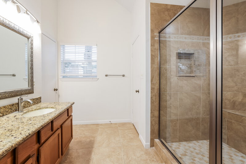 2,145/Mo, 13611 Lynnville Dr Houston, TX 77065 Main Bathroom View