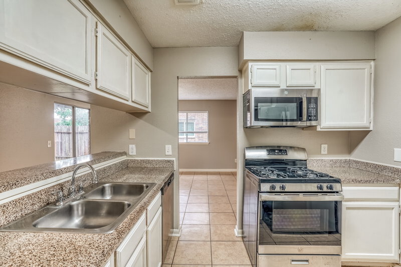 1,675/Mo, 19523 Elmtree Estates Dr Katy, TX 77449 Kitchen View 2