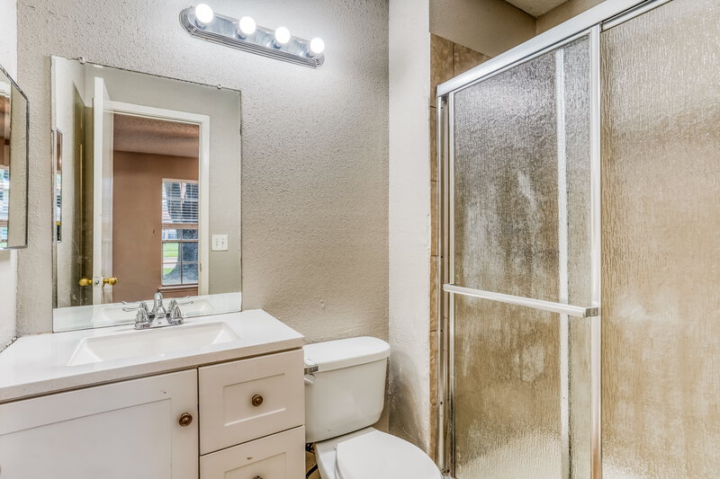 1,675/Mo, 19523 Elmtree Estates Dr Katy, TX 77449 Main Bathroom View