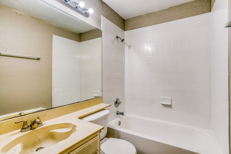 1,675/Mo, 19523 Elmtree Estates Dr Katy, TX 77449 Bathroom View