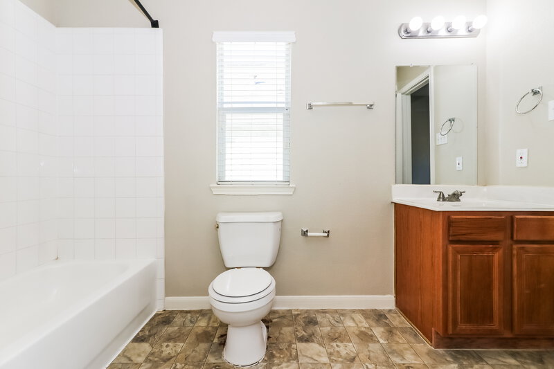 1,725/Mo, 3623 Elmwood Dale Dr Fresno, TX 77545 Main Bathroom View