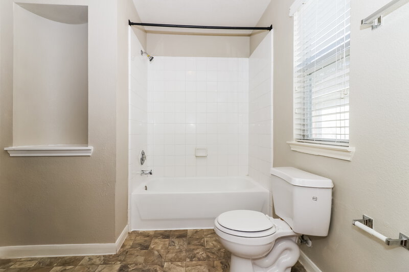 1,725/Mo, 3623 Elmwood Dale Dr Fresno, TX 77545 Main Bathroom View 2