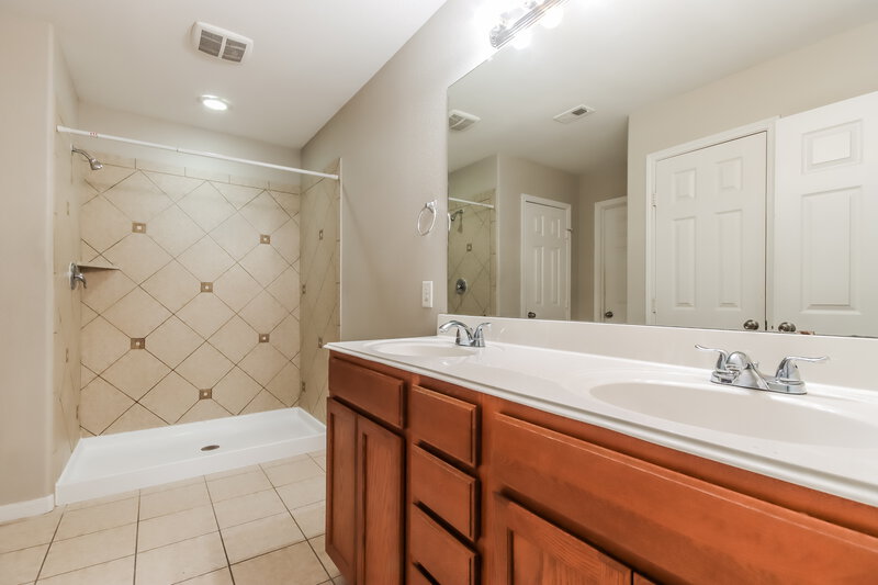 1,980/Mo, 21519 Kings Bend Dr Kingwood, TX 77339 Main Bathroom View