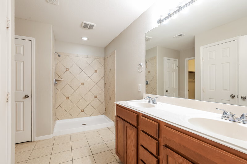 1,985/Mo, 21519 Kings Bend Dr Kingwood, TX 77339 Main Bathroom View