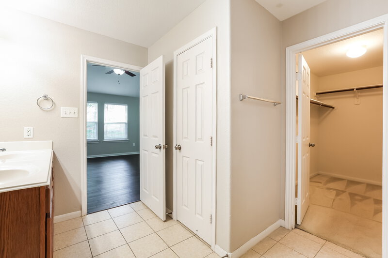 1,985/Mo, 21519 Kings Bend Dr Kingwood, TX 77339 Main Bathroom View 2