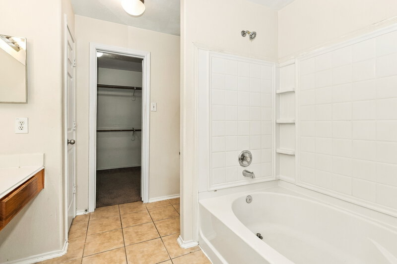 2,015/Mo, 9619 Siano Pines Dr Humble, TX 77396 Primary Bathroom View 2