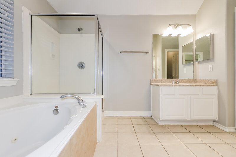 1,815/Mo, 19718 Diamond Hills Ln Katy, TX 77449 Main Bathroom View 2