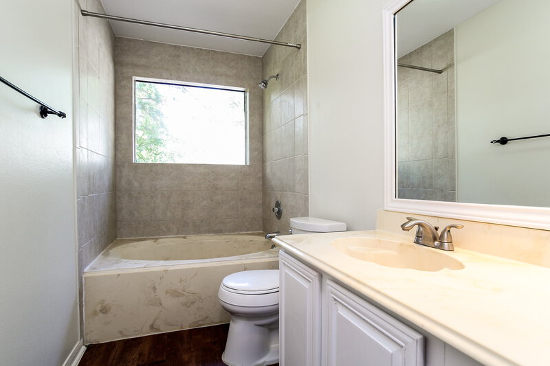 2,130/Mo, 3134 Lake Stream Dr Kingwood, TX 77339 Master Bathroom View