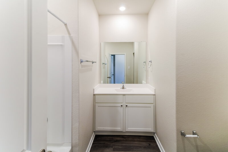 1,950/Mo, 405 Polly Grove Dr Katy, TX 77493 Main Bathroom View