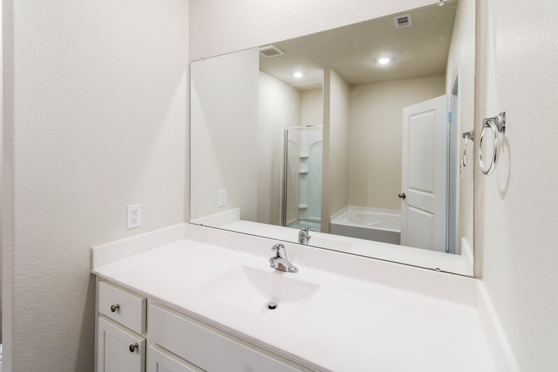 1,950/Mo, 405 Polly Grove Dr Katy, TX 77493 Main Bathroom View 2