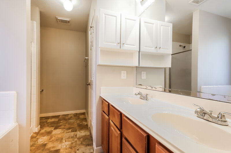 2,020/Mo, 17335 Cormorant Ct Humble, TX 77396 Main Bathroom View