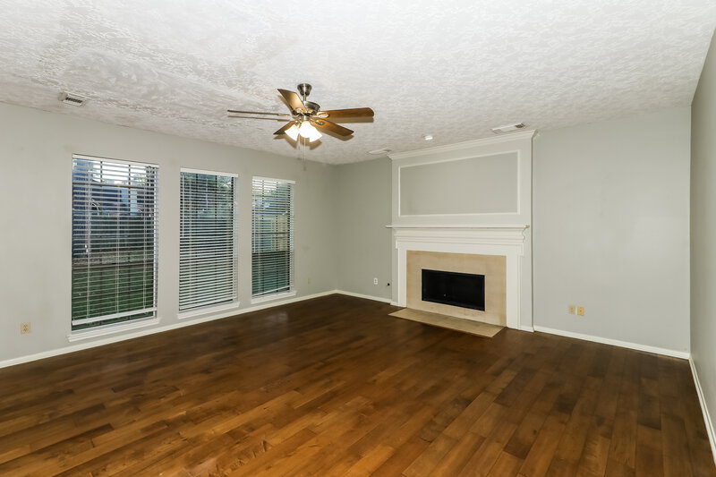 2,130/Mo, 5111 Natural Bridge Dr Kingwood, TX 77345 Living Room View