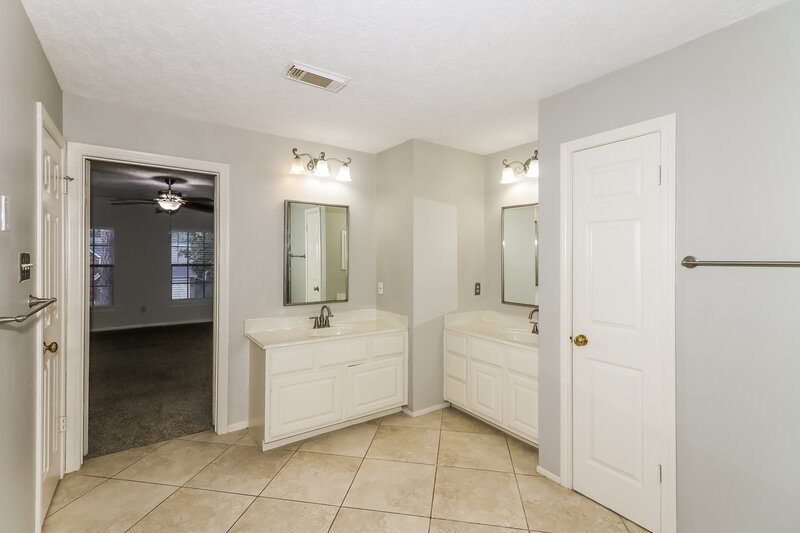 2,130/Mo, 5111 Natural Bridge Dr Kingwood, TX 77345 Main Bathroom View