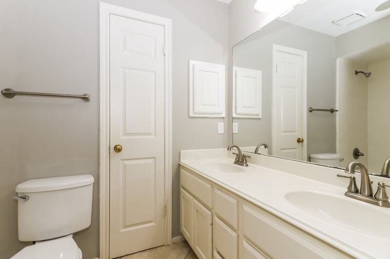 2,130/Mo, 5111 Natural Bridge Dr Kingwood, TX 77345 Bathroom View 2