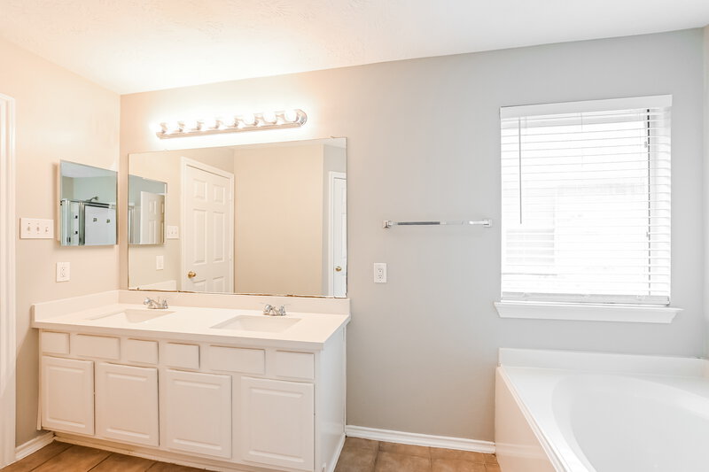 1,810/Mo, 12018 Lucky Meadow Dr Tomball, TX 77375 Main Bathroom View 2