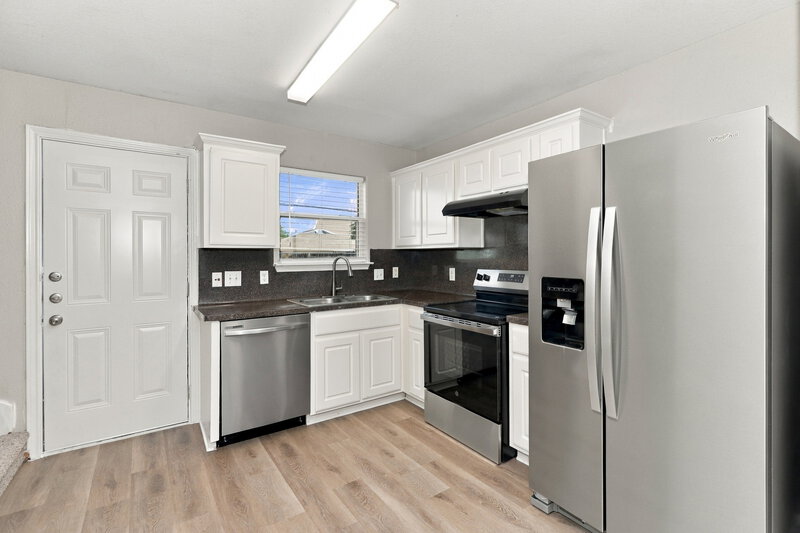 1,760/Mo, 3922 Hollow Cove Ln Richmond, TX 77469 Kitchen View 2
