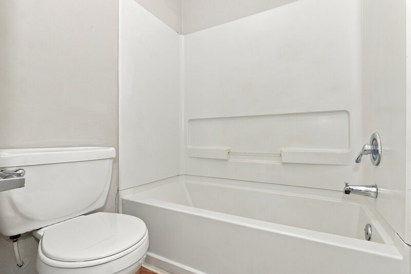 1,760/Mo, 3922 Hollow Cove Ln Richmond, TX 77469 Primary Bathroom View 2