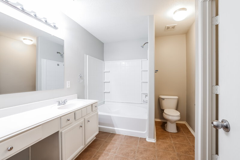 1,880/Mo, 14139 Willow Mountain Ln Houston, TX 77047 Main Bathroom View
