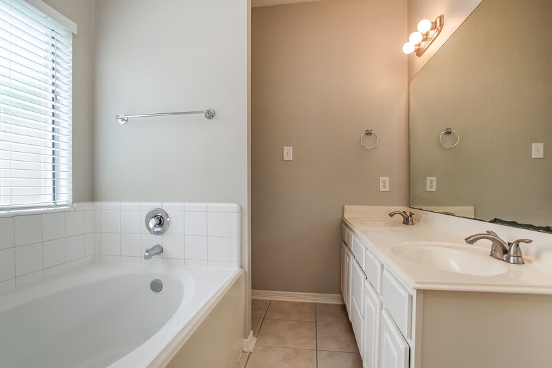 2,160/Mo, 19527 Pine Cluster Ln Humble, TX 77346 Main Bathroom View