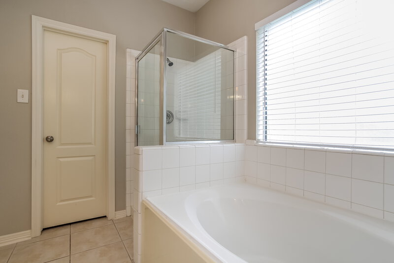 2,160/Mo, 19527 Pine Cluster Ln Humble, TX 77346 Main Bathroom View 2