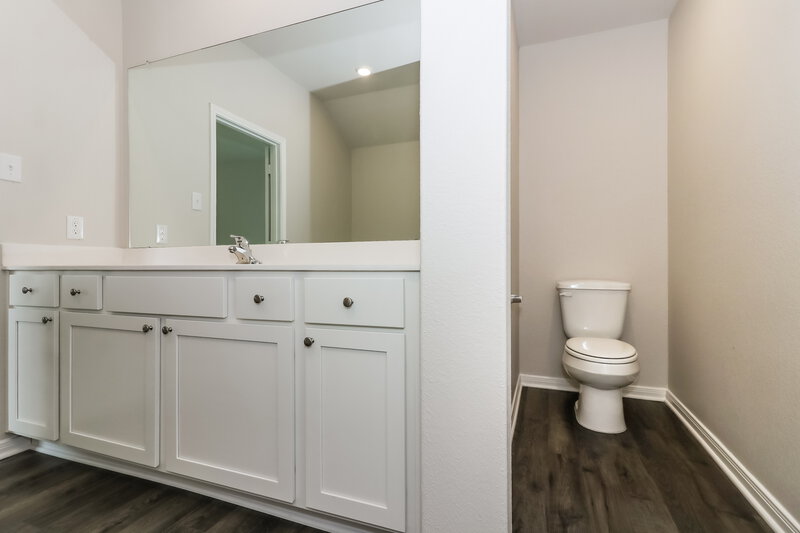 1,995/Mo, 457 Sunny Highlands Dr Katy, TX 77493 Main Bathroom View 2