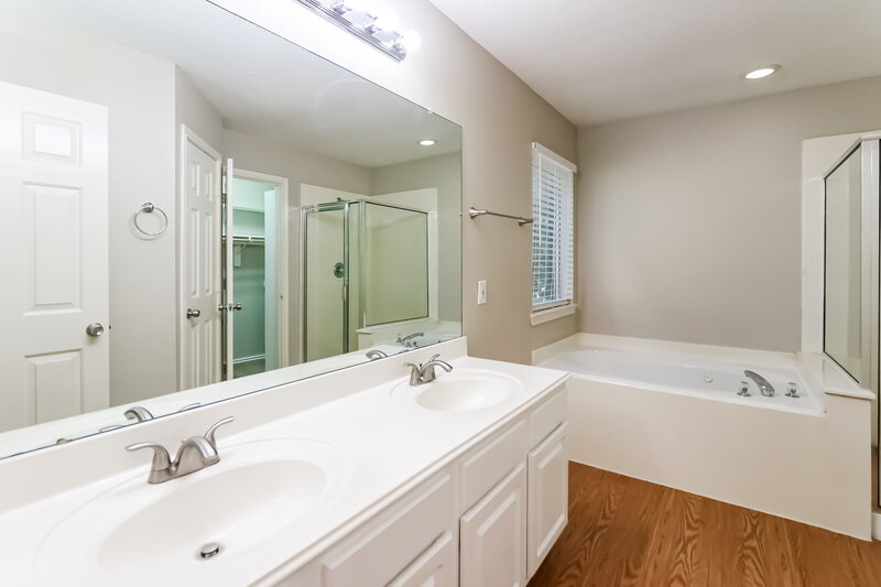 2,225/Mo, 7023 Shasta Sq Houston, TX 77084 Main Bathroom View