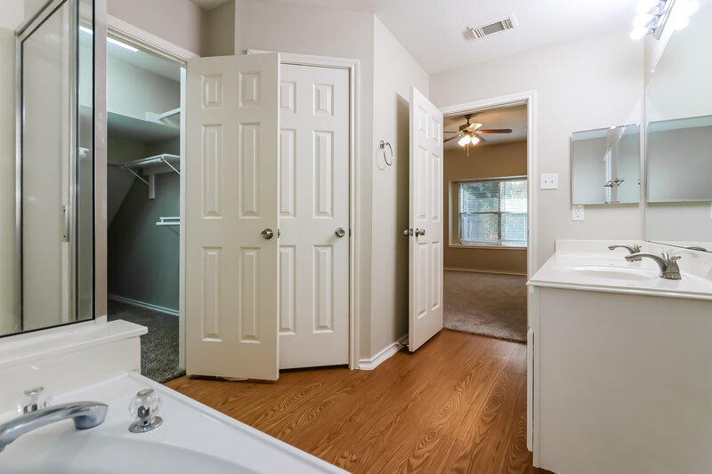 2,225/Mo, 7023 Shasta Sq Houston, TX 77084 Bathroom View