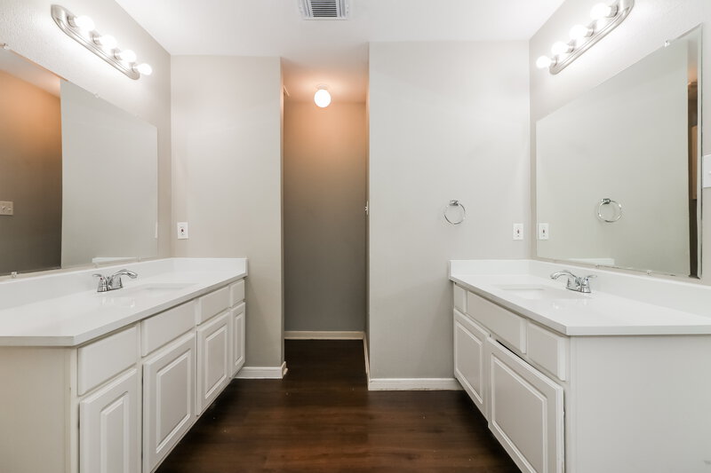 1,840/Mo, 607 Loggers Chase Ct Spring, TX 77386 Main Bathroom View