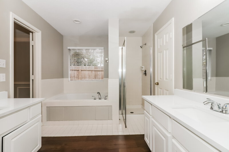 1,840/Mo, 607 Loggers Chase Ct Spring, TX 77386 Main Bathroom View 2