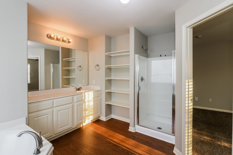 1,790/Mo, 6839 Garnet Trail Ln Richmond, TX 77469 Main Bathroom View 2