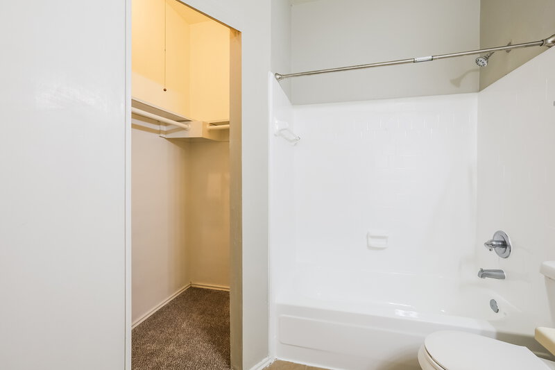 1,610/Mo, 8215 Eastern Bluebird Dr Humble, TX 77396 Bathroom View