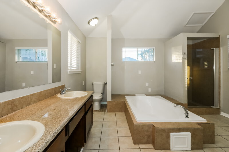 1,750/Mo, 19523 Lake Hollow Ln Houston, TX 77084 Main Bathroom View