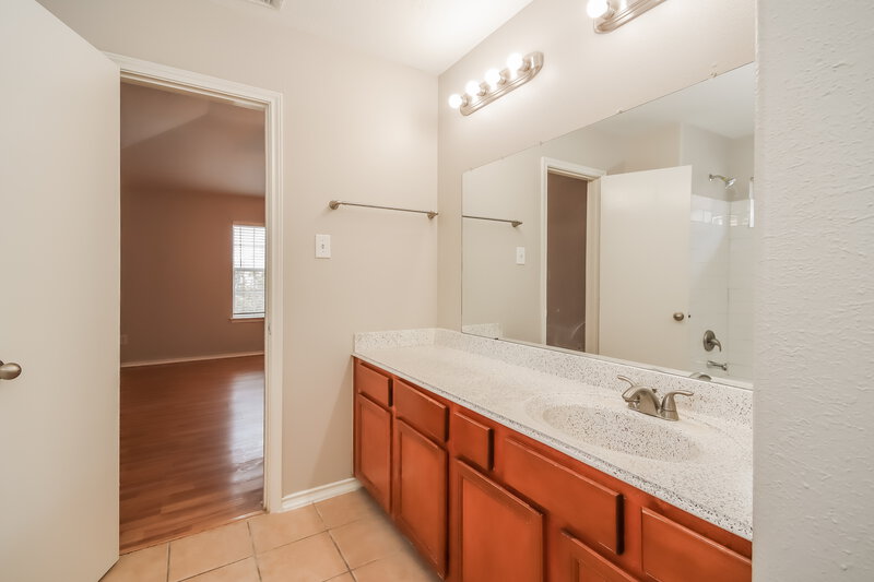 2,075/Mo, 19246 Cypress Peak Ln Katy, TX 77449 Main Bathroom View