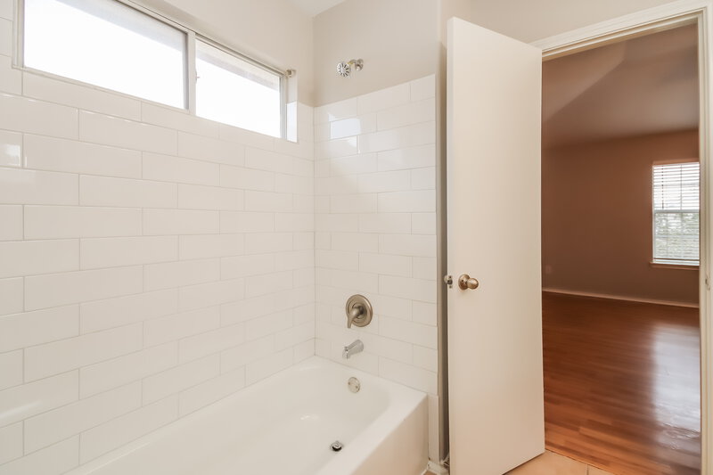2,075/Mo, 19246 Cypress Peak Ln Katy, TX 77449 Main Bathroom View 2