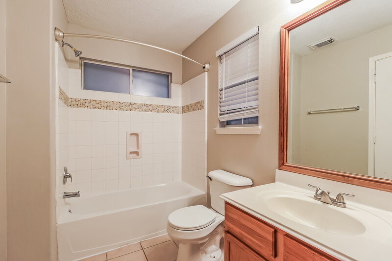 1,760/Mo, 33306 Cottonwood Bnd Magnolia, TX 77354 Main Bathroom View