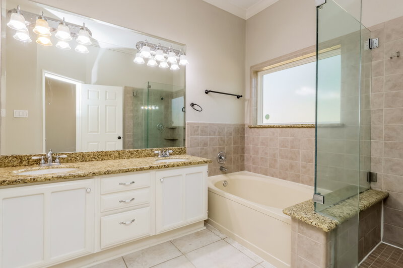 1,780/Mo, 5014 Otter Peak Dr Kingwood, TX 77345 Main Bathroom View