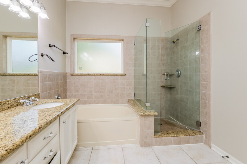 1,780/Mo, 5014 Otter Peak Dr Kingwood, TX 77345 Main Bathroom View 2