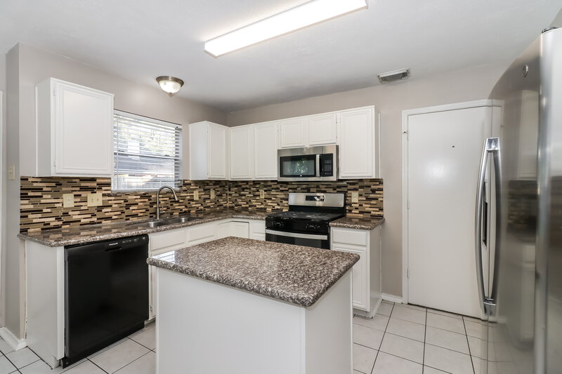 2,015/Mo, 8234 Worthington Dr Houston, TX 77083 Kitchen View 2