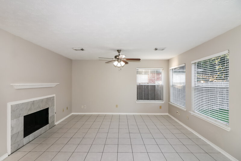 2,015/Mo, 8234 Worthington Dr Houston, TX 77083 Family Room View