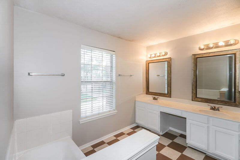 2,015/Mo, 8234 Worthington Dr Houston, TX 77083 Main Bathroom View