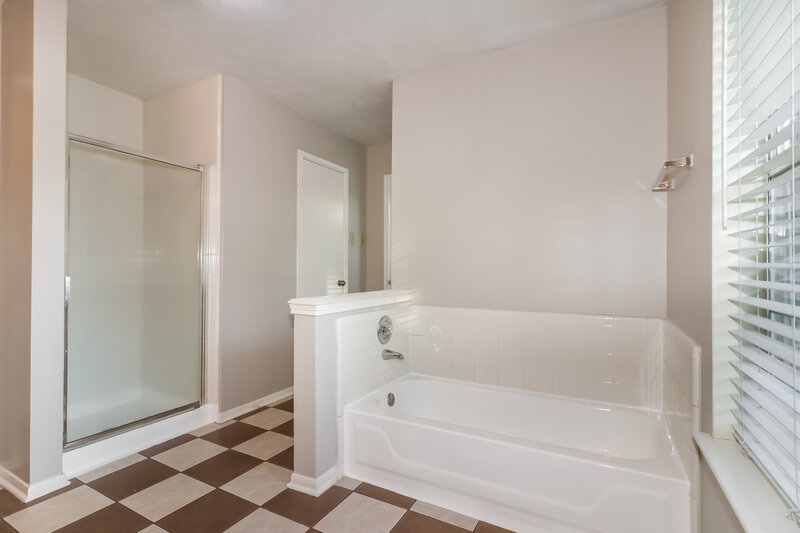 2,015/Mo, 8234 Worthington Dr Houston, TX 77083 Main Bathroom View 2