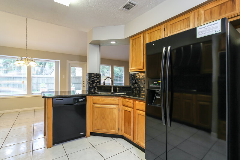 2,135/Mo, 5207 Village Springs Dr Kingwood, TX 77339 Kitchen View