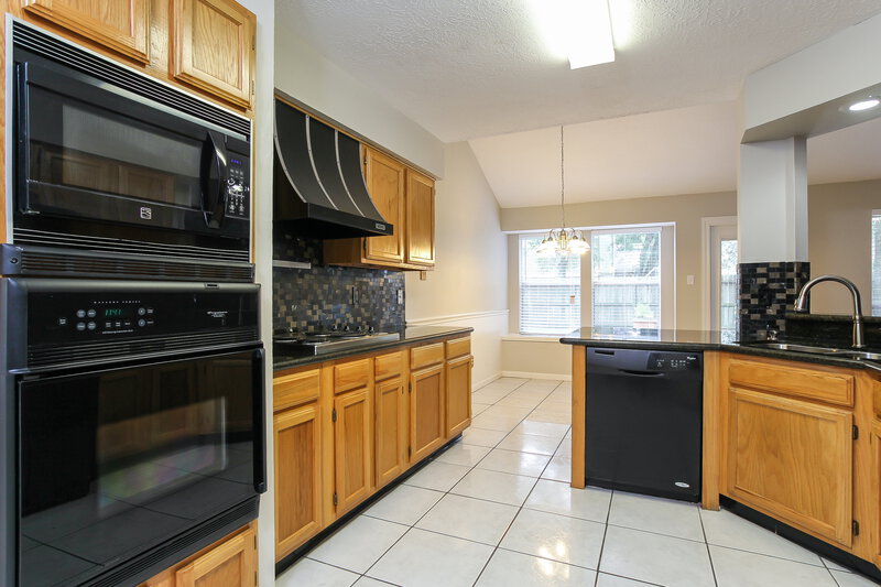 2,135/Mo, 5207 Village Springs Dr Kingwood, TX 77339 Kitchen View 2