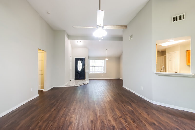 1,695/Mo, 5207 Village Springs Dr Kingwood, TX 77339 Living Room View 2