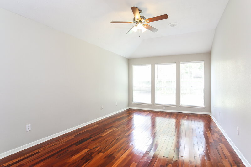 2,135/Mo, 5207 Village Springs Dr Kingwood, TX 77339 Master Bedroom View 2