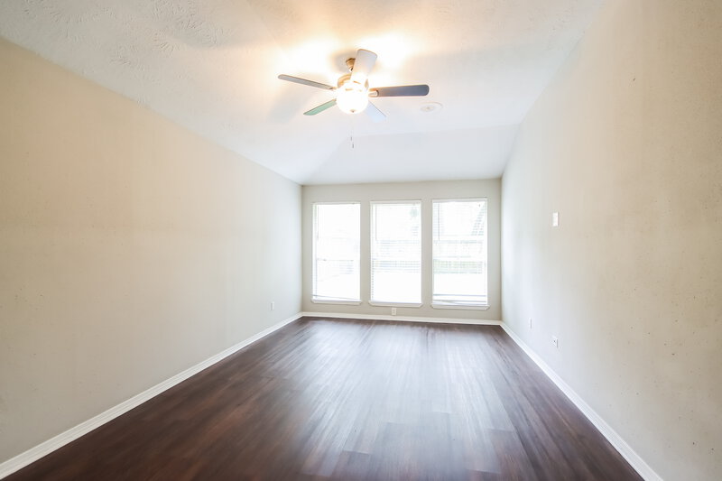 1,695/Mo, 5207 Village Springs Dr Kingwood, TX 77339 Main Bedroom View